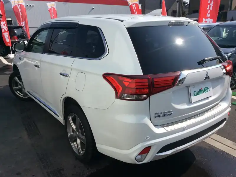 カタログ画像：アウトランダーＰＨＥＶ（OUTLANDER PHEV） Ｇナビパッケージ 2015年7月 DLA-GG2W 2000cc ホワイトパール バック