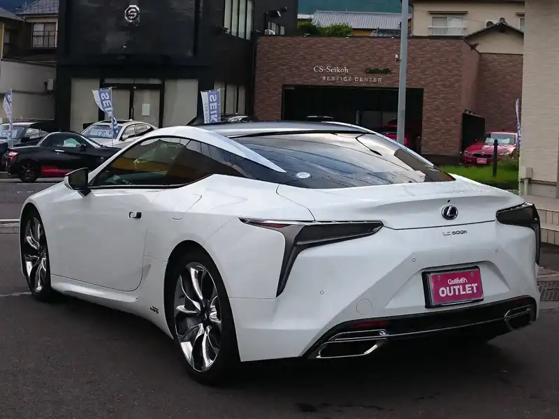 カタログ画像：ＬＣ（LC） ＬＣ５００ Ｌパッケージ 2017年4月 DBA-URZ100 5000cc ホワイトノーヴァガラスフレーク 燃費7.8km / l バック