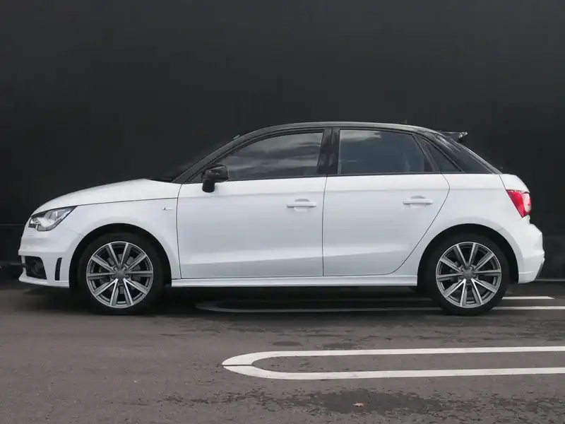 カタログ画像：Ａ１スポーツバック（A1 SPORTBACK） アドマイアードリミテッド 2013年10月 DBA-8XCAX 1400cc グレイシアホワイトメタリック 燃費17.8km / l 外装