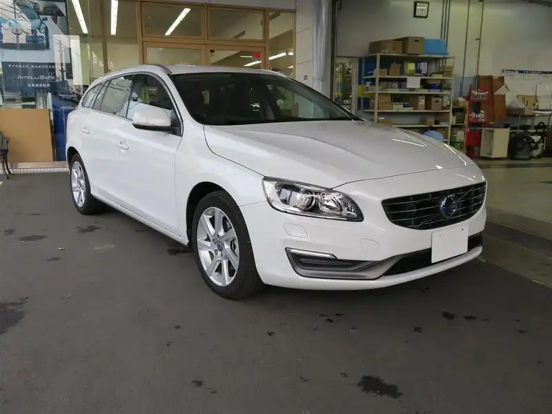 カタログ画像：Ｖ６０（V60） Ｔ４ ＳＥ 2013年8月 DBA-FB4164T 1600cc アイスホワイト 燃費13.6km / l メイン（その他）