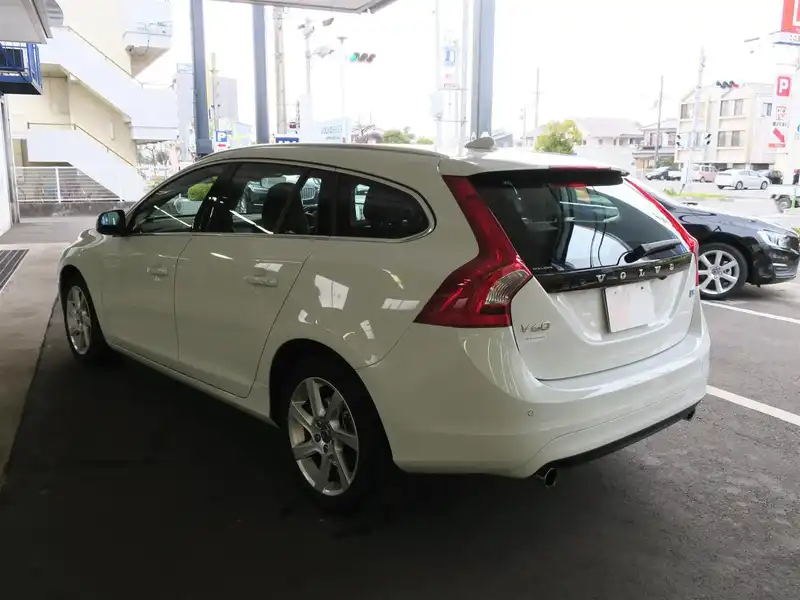 10084574 | カタログ画像：Ｖ６０（V60） Ｔ４ ＳＥ 2013年8月 DBA-FB4164T 1600cc アイスホワイト バック