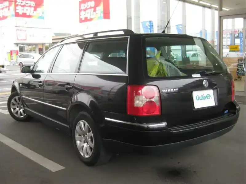 10003220 | カタログ画像：パサートワゴン（PASSAT WAGON） ベースグレード 2002年8月 GH-3BAZM 2000cc ブラックマジックパールエフェクト バック