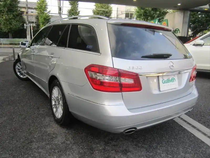 カタログ画像：Ｅクラスステーションワゴン（E-CLASS STATIONWAGON） Ｅ３００ ステーションワゴン 2010年2月 DBA-212254C 3000cc イリジウムシルバー（Ｍ） 燃費9.2km / l  バック