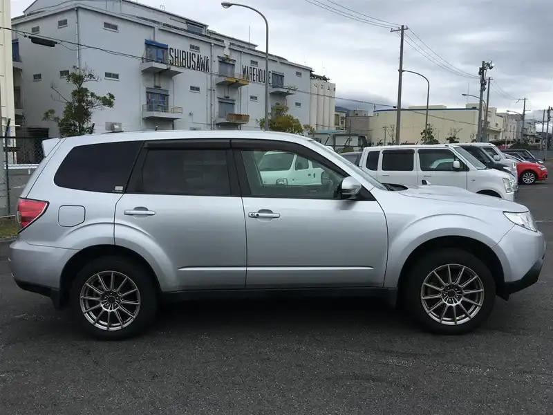 カタログ画像：フォレスター（FORESTER） Ｓエディション 2011年8月 CBA-SH9 2500cc アイスシルバー・メタリック 燃費9.8km / l  外装