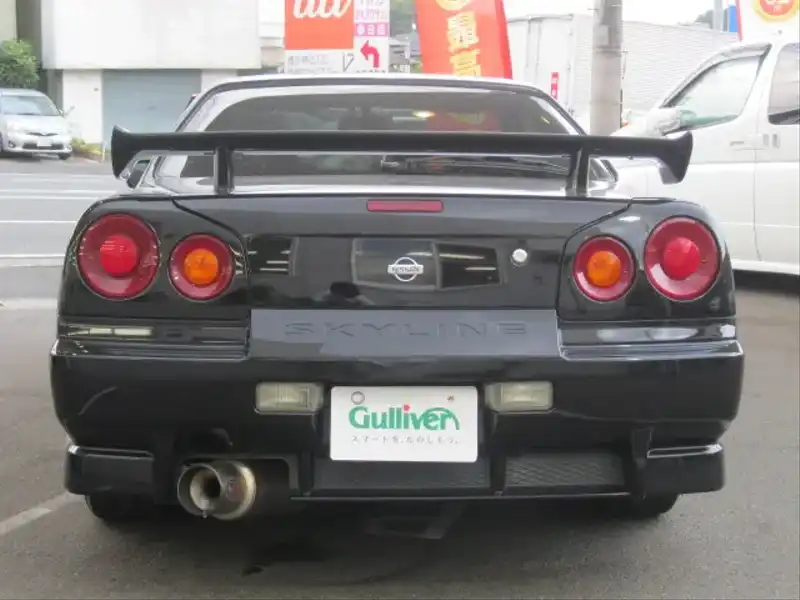 カタログ画像：スカイライン（SKYLINE） ２５ＧＴ－Ｖ 2000年1月 GF-ER34 2500cc ブラックパール 燃費10.6km / l  バック