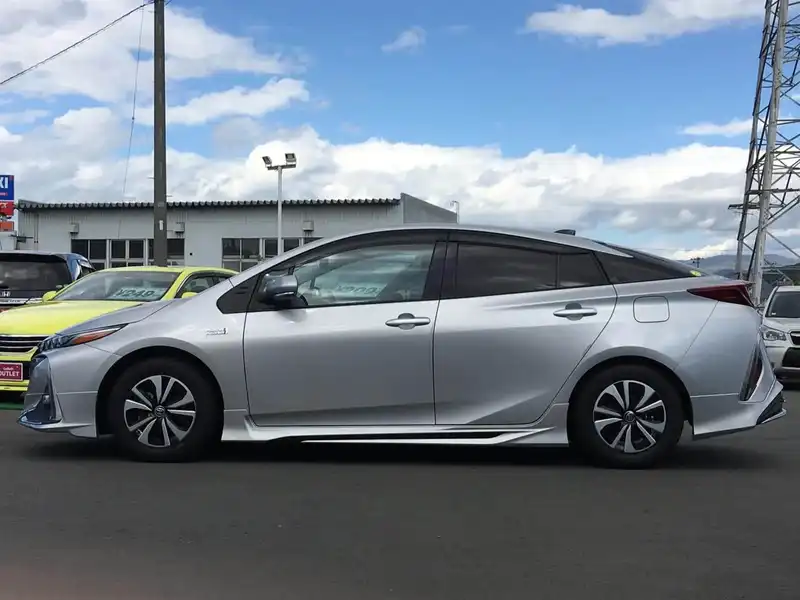 カタログ画像：プリウスＰＨＶ（PRIUS PHV） Ｓナビパッケージ 2017年2月 DLA-ZVW52 1800cc シルバーメタリック 燃費37.2km / l 外装