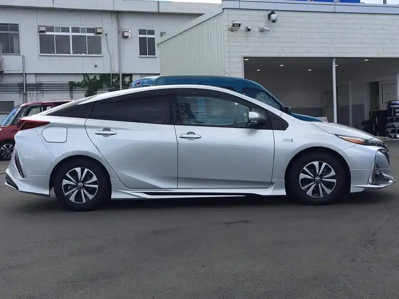 カタログ画像：プリウスＰＨＶ（PRIUS PHV） Ｓナビパッケージ 2017年2月 DLA-ZVW52 1800cc シルバーメタリック 燃費37.2km / l 外装