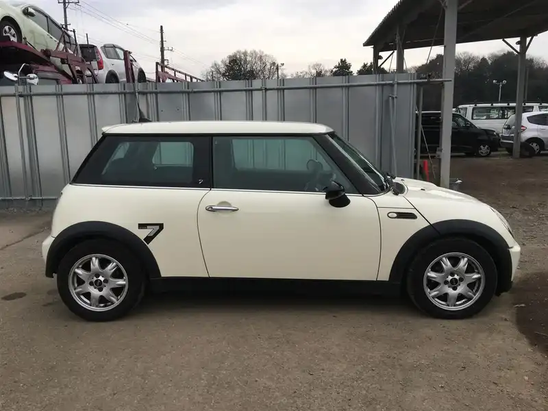 カタログ画像：ＭＩＮＩ（MINI） ワン セブン 2006年2月 GH-RA16 1600cc ペッパー・ホワイト（ソリッド） 燃費14.0km / l  外装