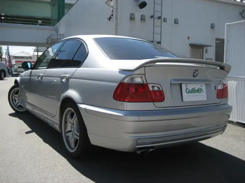 カタログ画像：３シリーズ（3 SERIES） ３２０ｉ Ｍスポーツ 1999年12月 GF-AM20 2000cc チタン・シルバー・メタリック 燃費9.7km / l  バック