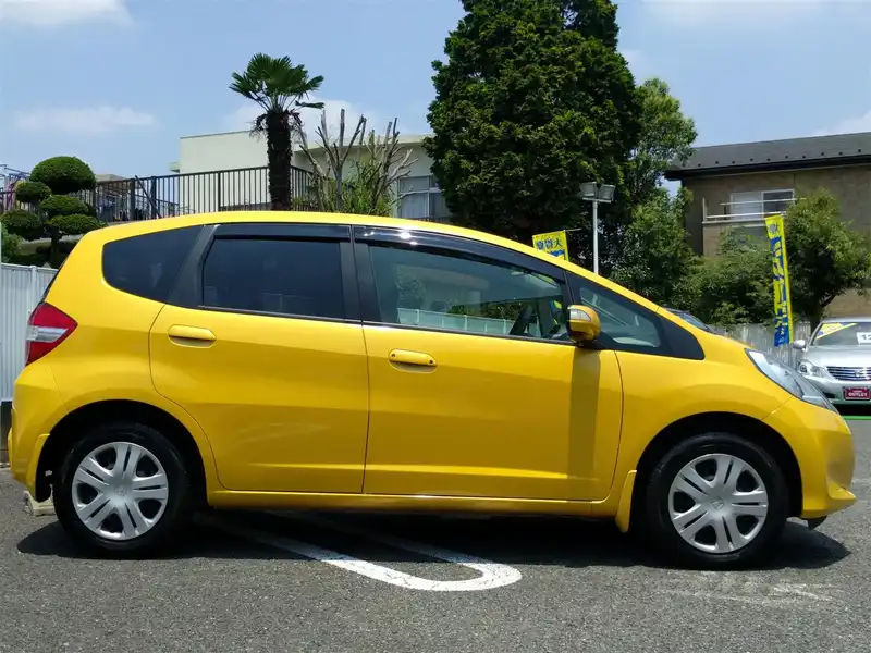 カタログ画像：フィット（FIT） Ｌ 2011年11月 DBA-GE6 1300cc プレミアムイエロー・パールⅡ 燃費20.6km / l 外装