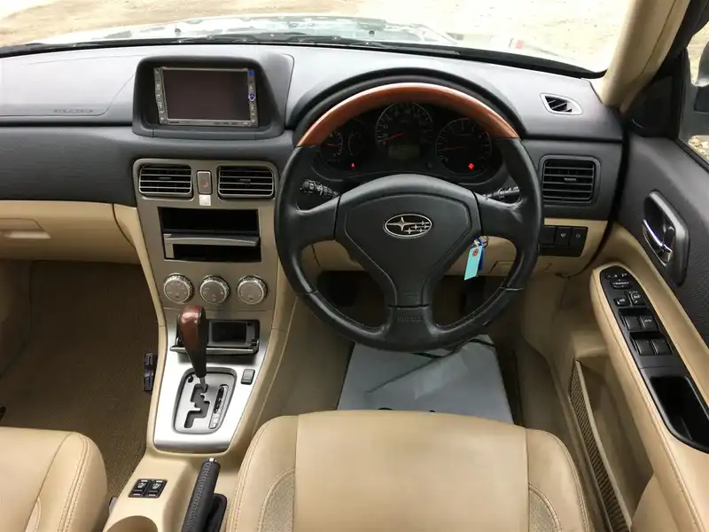 カタログ画像：フォレスター（FORESTER） Ｌ．Ｌ．Ｂｅａｎエディション 2005年1月 CBA-SG5 2000cc エバーグリーン・メタリック／カーボングレー・メタリック 燃費13.6km / l  内装