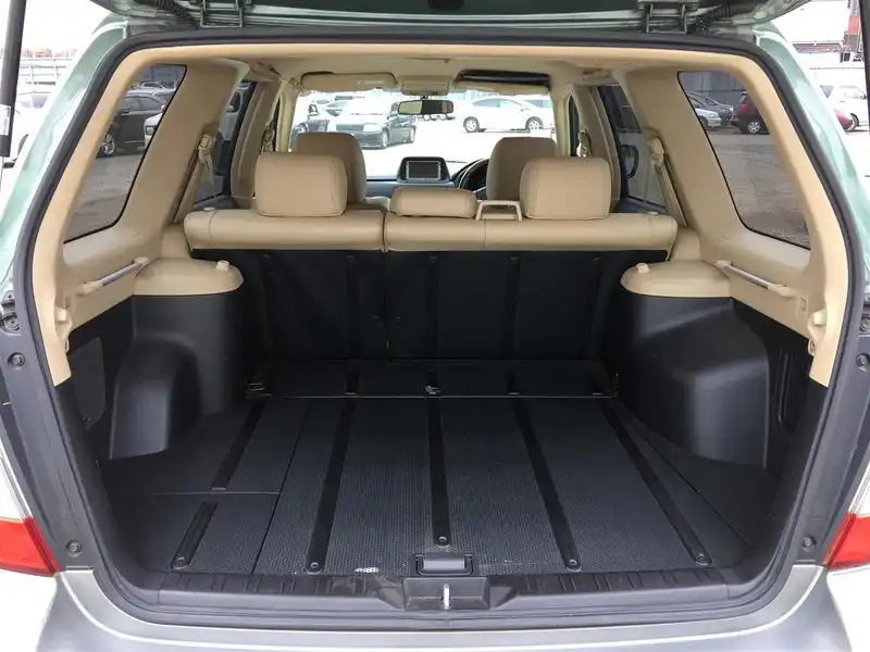 カタログ画像：フォレスター（FORESTER） Ｌ．Ｌ．Ｂｅａｎエディション 2005年1月 CBA-SG5 2000cc エバーグリーン・メタリック／カーボングレー・メタリック 燃費13.6km / l  内装