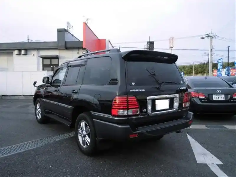 カタログ画像：ランドクルーザー１００（LAND CRUISER 100） シグナス 2005年4月 GH-UZJ100W 4700cc ブラック 燃費6.5km / l  バック