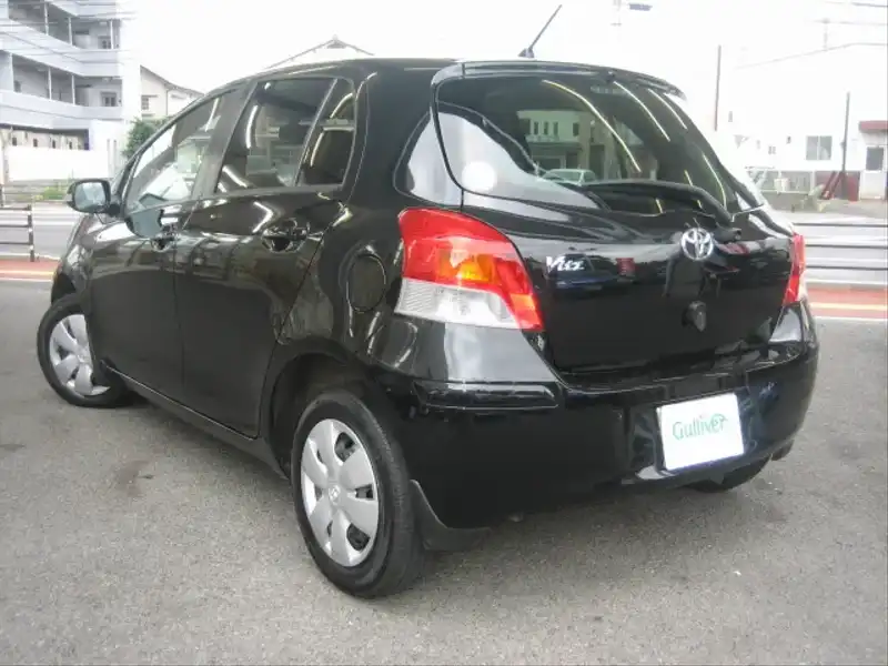 カタログ画像：ヴィッツ（VITZ） Ｆリミテッド 2008年1月 DBA-SCP90 1300cc ブラックマイカ 燃費19.6km / l  バック