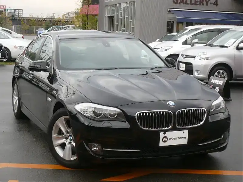 カタログ画像：５シリーズ（5 SERIES） ５２８ｉ 2010年3月 DBA-FR30 3000cc ブラック・サファイア・メタリック 燃費10.4km / l メイン（その他）