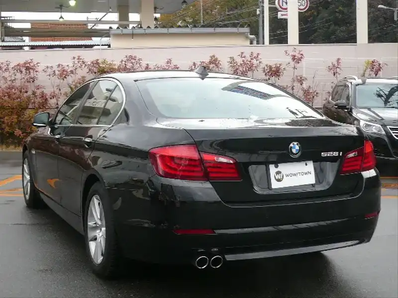 カタログ画像：５シリーズ（5 SERIES） ５２８ｉ 2010年3月 DBA-FR30 3000cc ブラック・サファイア・メタリック 燃費10.4km / l バック