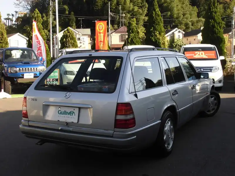 カタログ画像：Ｅクラスステーションワゴン（E-CLASS STATIONWAGON） Ｅ３００ ４マチック 1993年10月 E-124290 3000cc 燃費6.3km / l  バック