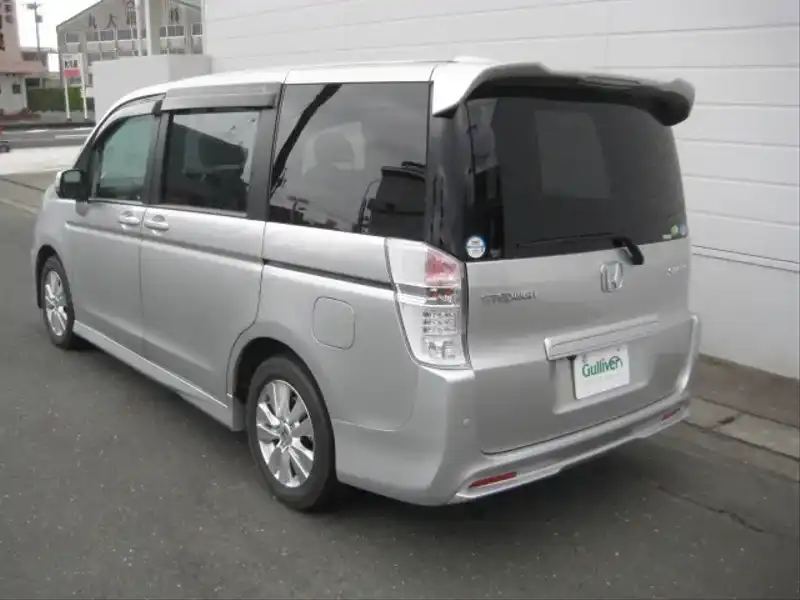 カタログ画像：ステップワゴンスパーダ（STEPWAGON SPADA） Ｓ 2011年8月 DBA-RK6 2000cc スーパープラチナ・メタリック 燃費11.6km / l バック