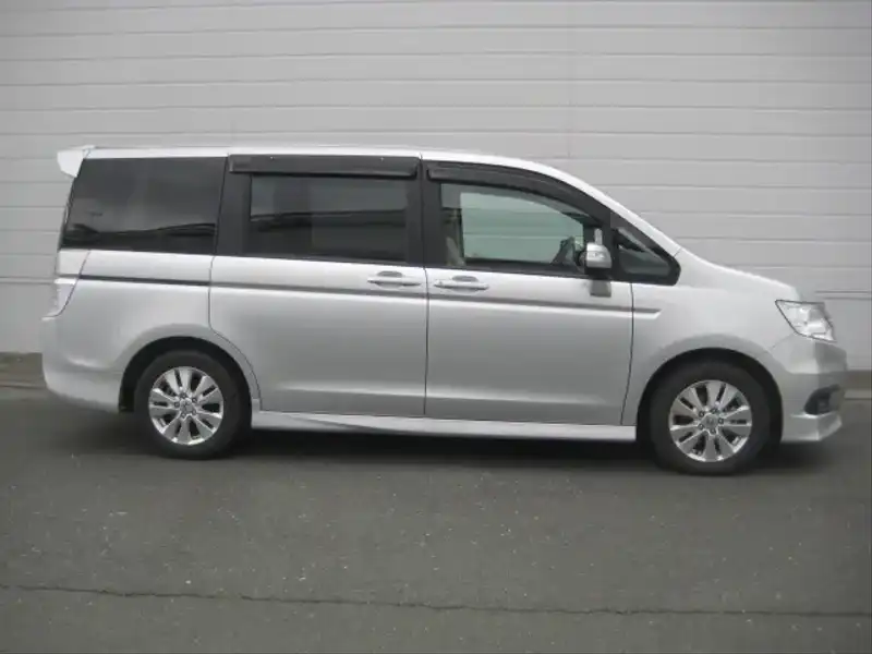 カタログ画像：ステップワゴンスパーダ（STEPWAGON SPADA） Ｓ 2011年8月 DBA-RK5 2000cc スーパープラチナ・メタリック 燃費13.2km / l 外装