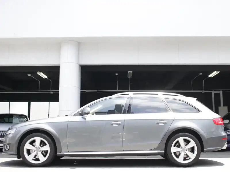 カタログ画像：Ａ４オールロードクワトロ（A4 ALLROAD QUATTRO） ベースグレード 2012年8月 ABA-8KCDNA 2000cc ラバグレーパールエフェクト 燃費13.0km / l 外装