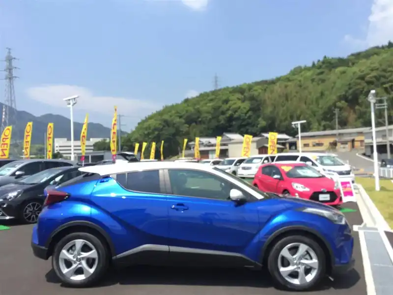 カタログ画像：Ｃ－ＨＲ（C-HR） Ｓ－Ｔ ＬＥＤパッケージ 2018年5月 DBA-NGX10 1200cc ホワイト×ネビュラブルーメタリック 燃費16.4km / l 外装