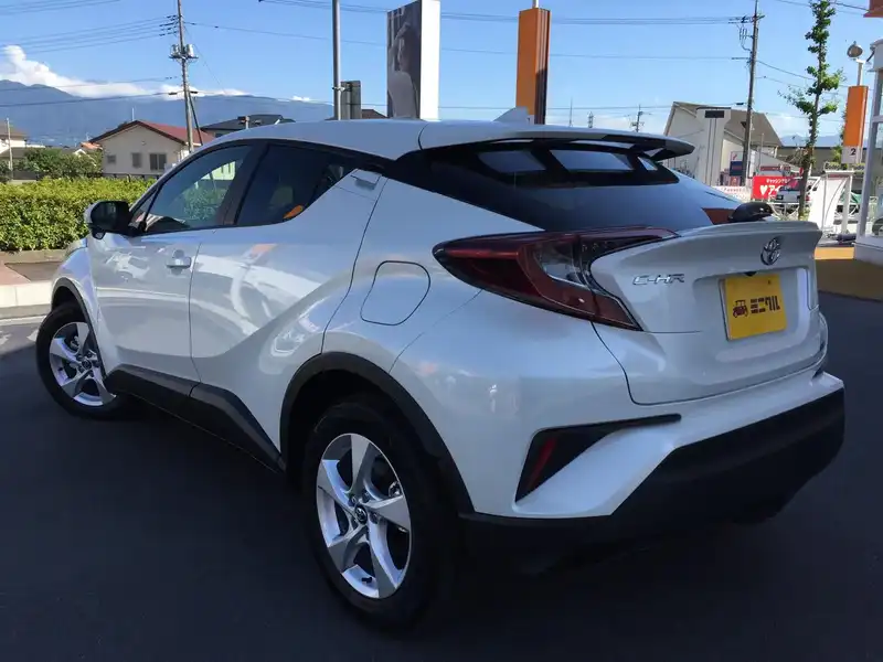 カタログ画像：Ｃ－ＨＲ（C-HR） Ｓ－Ｔ ＬＥＤパッケージ 2018年5月 DBA-NGX50 1200cc ホワイトパールクリスタルシャインorブラック×ホワイトパールクリスタルシャイン 燃費15.4km / l バック