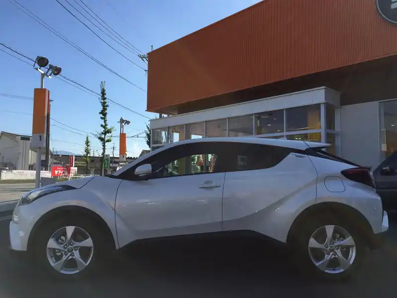 カタログ画像：Ｃ－ＨＲ（C-HR） Ｓ－Ｔ ＬＥＤパッケージ 2018年5月 DBA-NGX50 1200cc ホワイトパールクリスタルシャインorブラック×ホワイトパールクリスタルシャイン 燃費15.4km / l 外装