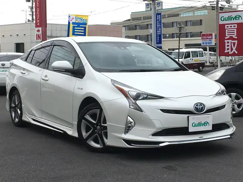 カタログ画像：プリウス（PRIUS） Ｓ 2018年12月 DAA-ZVW55 1800cc ホワイトパールクリスタルシャイン 燃費34.0km / l メイン