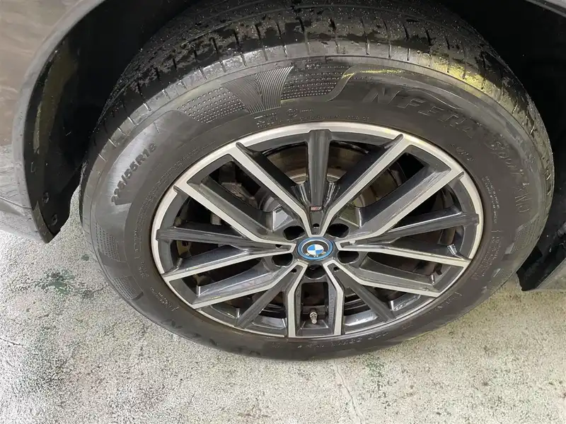 カタログ画像：ｉＸ１（iX1） ｘＤｒｉｖｅ ３０ ｘライン 2023年9月 ZAA-62EF67 ブラック・サファイア（メタリック・カラー） タイヤ
