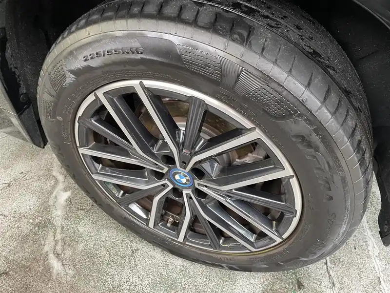 カタログ画像：ｉＸ１（iX1） ｘＤｒｉｖｅ ３０ ｘライン 2023年9月 ZAA-62EF67 ブラック・サファイア（メタリック・カラー） タイヤ