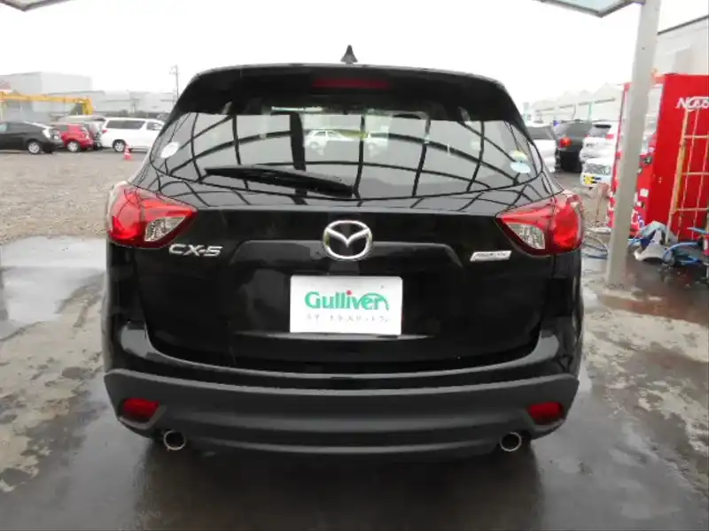 カタログ画像：ＣＸ－５（CX-5） ２０Ｃ 2013年10月 DBA-KEEFW 2000cc ジェットブラックマイカ 燃費16.4km / l バック