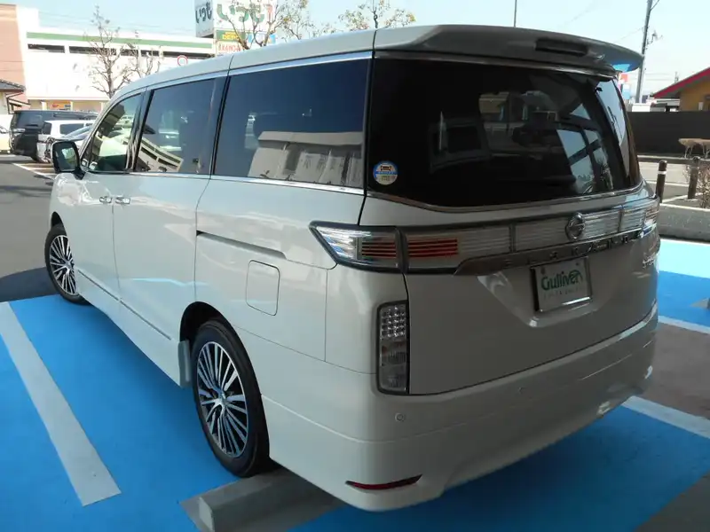 カタログ画像：エルグランド（ELGRAND） ３５０ハイウェイスタープレミアムアーバンクロム 2014年12月 DBA-PNE52 3500cc ブリリアントホワイトパール（３Ｐ） 燃費9.0km / l バック