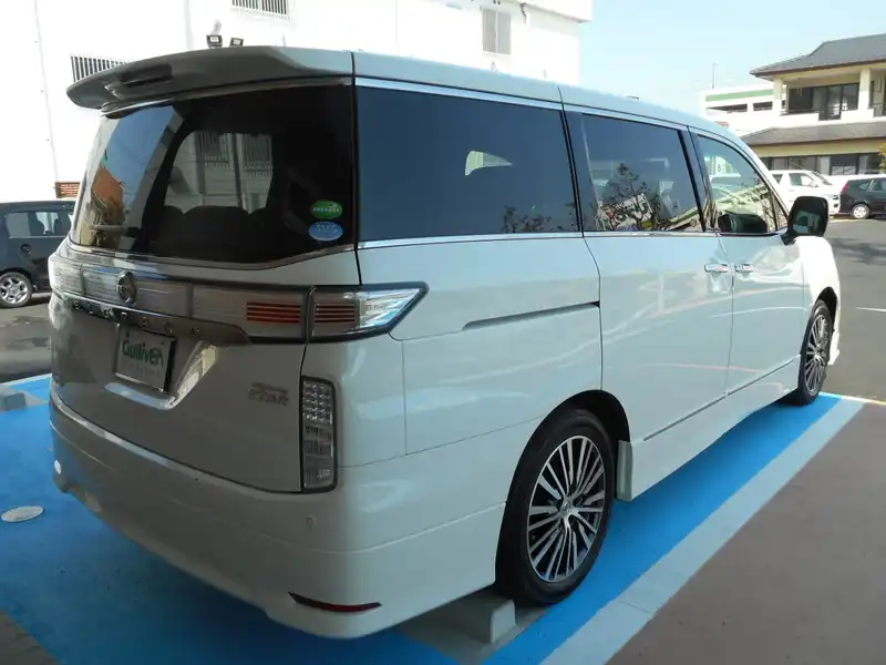 カタログ画像：エルグランド（ELGRAND） ＶＩＰ パワーシートパッケージ 2014年4月 DBA-PE52 3500cc ブリリアントホワイトパール（３Ｐ） 燃費9.4km / l バック