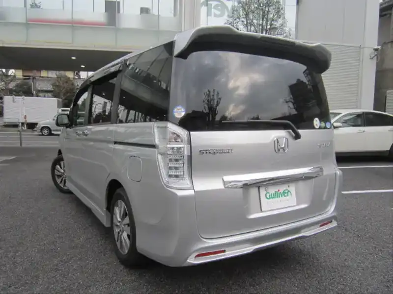 10080025 | カタログ画像：ステップワゴンスパーダ（STEPWAGON SPADA） Ｚ 2012年11月 DBA-RK6 2000cc スーパープラチナ・メタリック バック