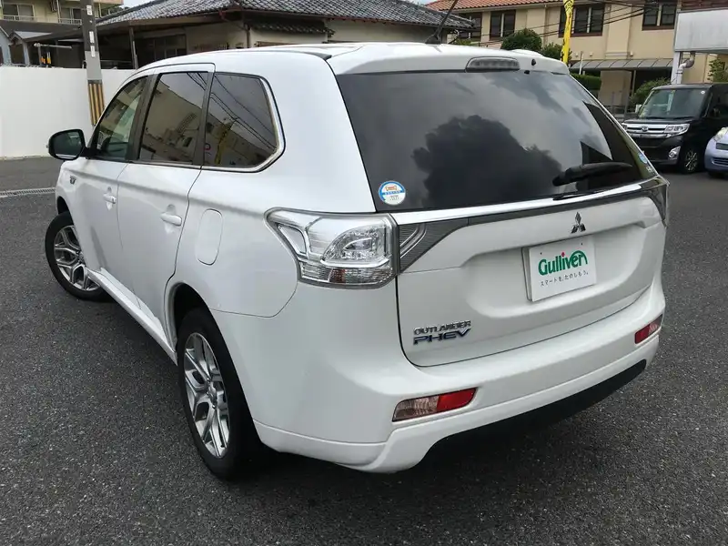 カタログ画像：アウトランダーＰＨＥＶ（OUTLANDER PHEV） Ｇセーフティパッケージ 2013年1月 DLA-GG2W 2000cc ホワイトパール バック