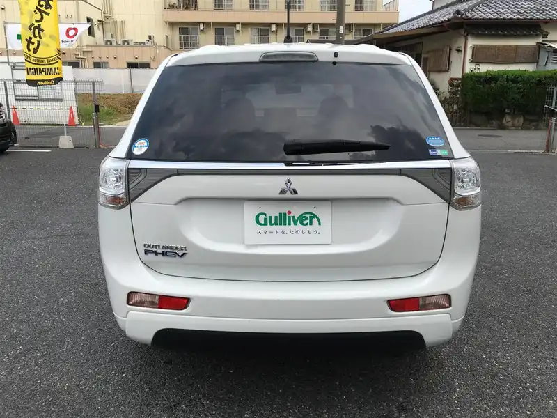 カタログ画像：アウトランダーＰＨＥＶ（OUTLANDER PHEV） Ｇセーフティパッケージ 2013年1月 DLA-GG2W 2000cc ホワイトパール バック