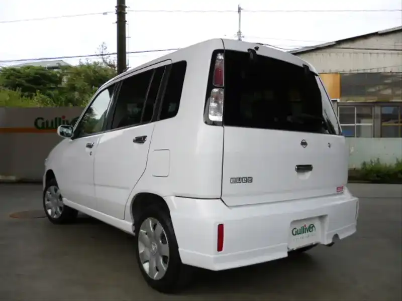 カタログ画像：キューブ（CUBE） アルテ 2001年5月 TA-AZ10 1300cc ホワイト 燃費14.8km / l  バック