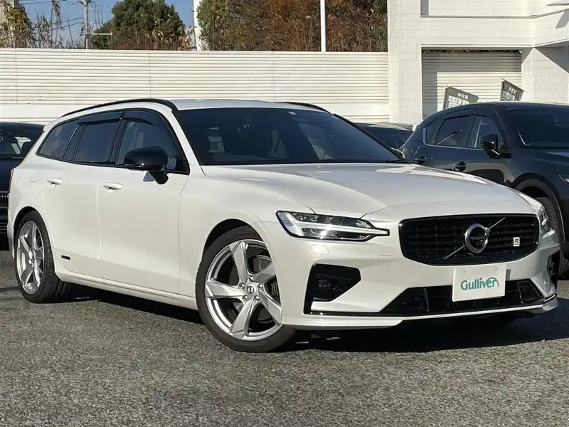 カタログ画像：Ｖ６０（V60） Ｂ５ Ｒデザイン 2022年4月 5AA-ZB420TM 2000cc アイスホワイト 燃費13.7km / l メイン