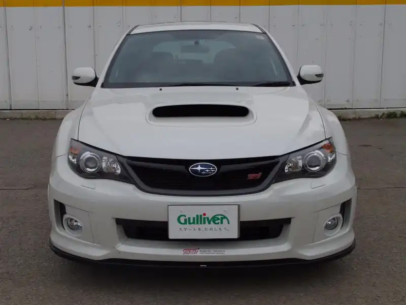 カタログ画像：インプレッサ（IMPREZA） ＷＲＸ ＳＴＩ スペックＣ １８インチタイヤ仕様車 2010年12月 CBA-GRB 2000cc サテンホワイト・パール 燃費10.4km / l  フロント