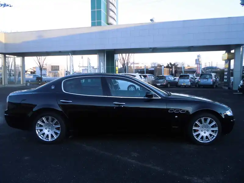 カタログ画像：クアトロポルテ（QUATTROPORTE） ベースグレード 2007年2月 GH-MQP 4200cc ネロorネロ・カルボニオ 外装