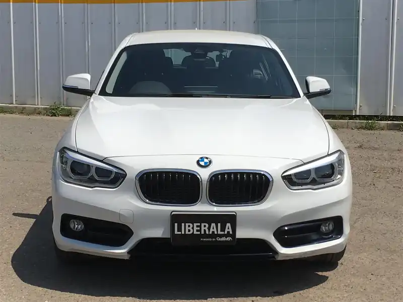 カタログ画像：１シリーズ（1 SERIES） １１８ｉ スポーツ 2015年5月 DBA-1A16 1600cc アルピン・ホワイトⅢ（ソリッド・カラー） 燃費16.6km / l フロント