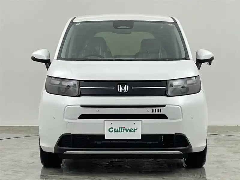 カタログ画像：フリード（FREED） ｅ：ＨＥＶエアー 2025年2月 6AA-GT5 1500cc プラチナホワイト・パール 燃費25.6km / l フロント