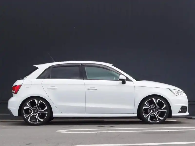 カタログ画像：Ａ１スポーツバック（A1 SPORTBACK） １．０ＴＦＳＩスポーツ 2015年6月 DBA-8XCHZ 1000cc グレイシアホワイトメタリック 外装