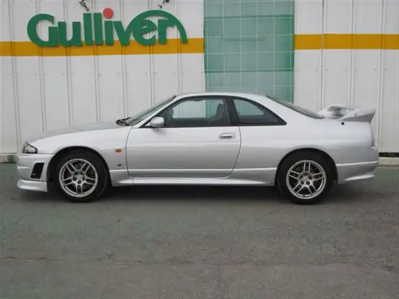 カタログ画像：スカイライン（SKYLINE） ＧＴ－Ｒ 1995年1月 E-BCNR33 2600cc スパークシルバー（Ｍ） 燃費8.1km / l  外装