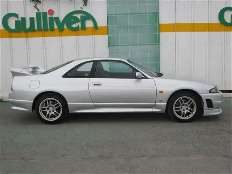 カタログ画像：スカイライン（SKYLINE） ＧＴ－Ｒ 1995年1月 E-BCNR33 2600cc スパークシルバー（Ｍ） 燃費8.1km / l  外装