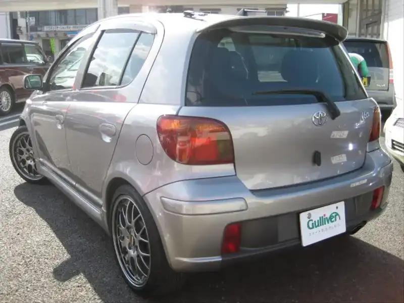 カタログ画像：ヴィッツ（VITZ） ＲＳ Ｖパッケージ 2004年2月 CBA-NCP13 1500cc グレーメタリック 燃費15.2km / l  バック