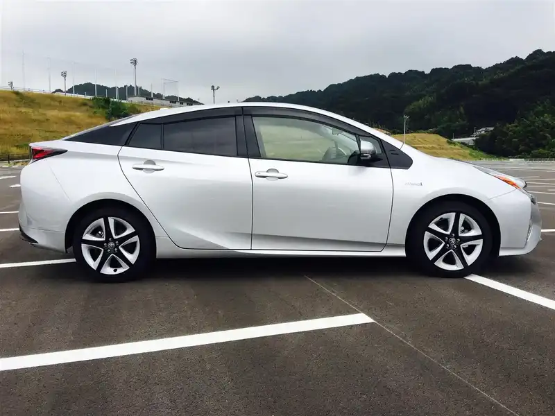 カタログ画像：プリウス（PRIUS） Ｓツーリングセレクション 2015年12月 DAA-ZVW55 1800cc シルバーメタリックorスティールブロンドメタリック 燃費34.0km / l 外装