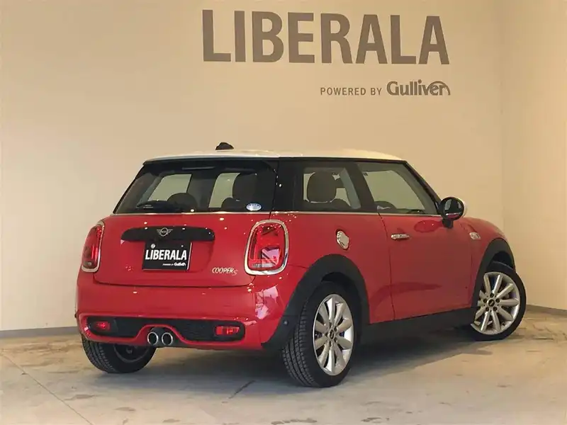 カタログ画像：ＭＩＮＩ（MINI） クーパーＳ 2019年9月 CBA-XR20M 2000cc チリ・レッド（ソリッド） 燃費15.1km / l バック