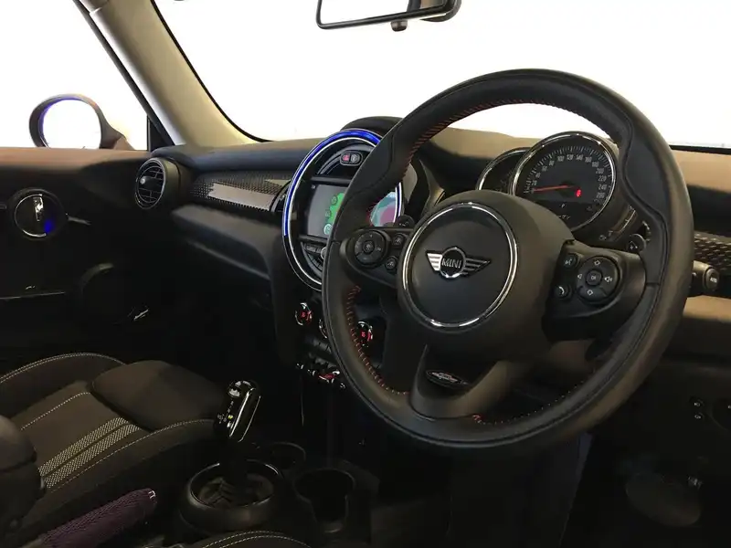 カタログ画像：ＭＩＮＩ（MINI） クーパーＳ 2019年9月 CBA-XR20M 2000cc チリ・レッド（ソリッド） 燃費15.1km / l 内装