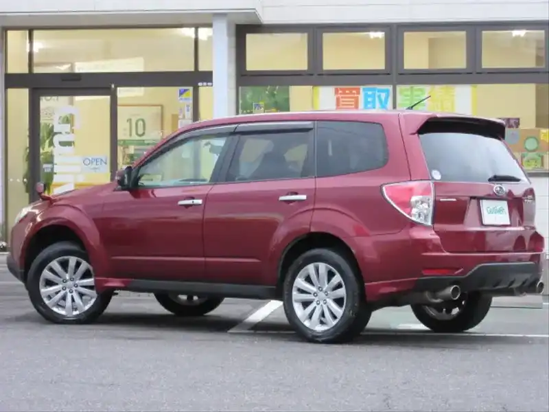 カタログ画像：フォレスター（FORESTER） ２．０ＸＳ 2010年10月 DBA-SHJ 2000cc カメリアレッド・パール 燃費15.0km / l  バック